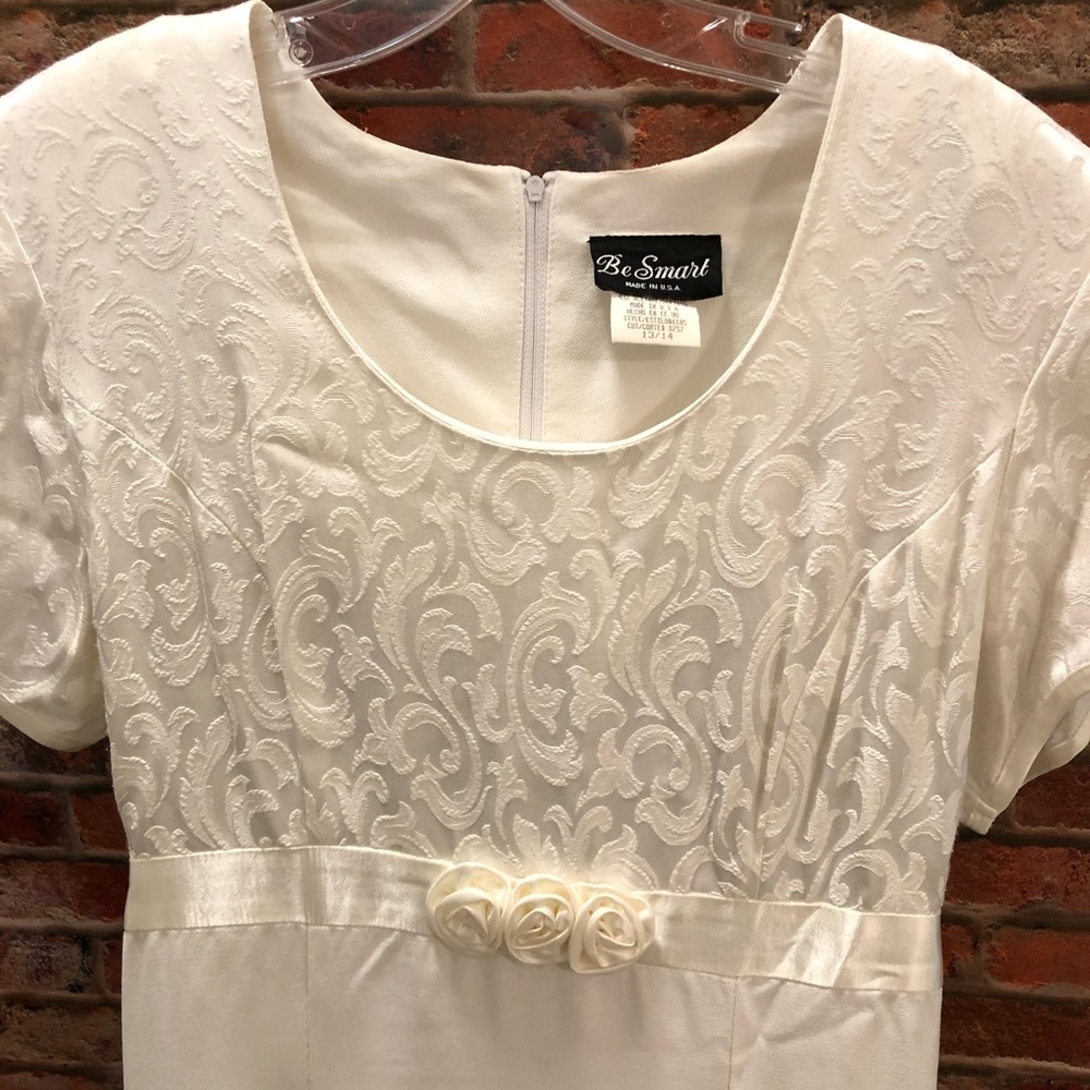 Gorgeous long cream-colored silky dress 👗